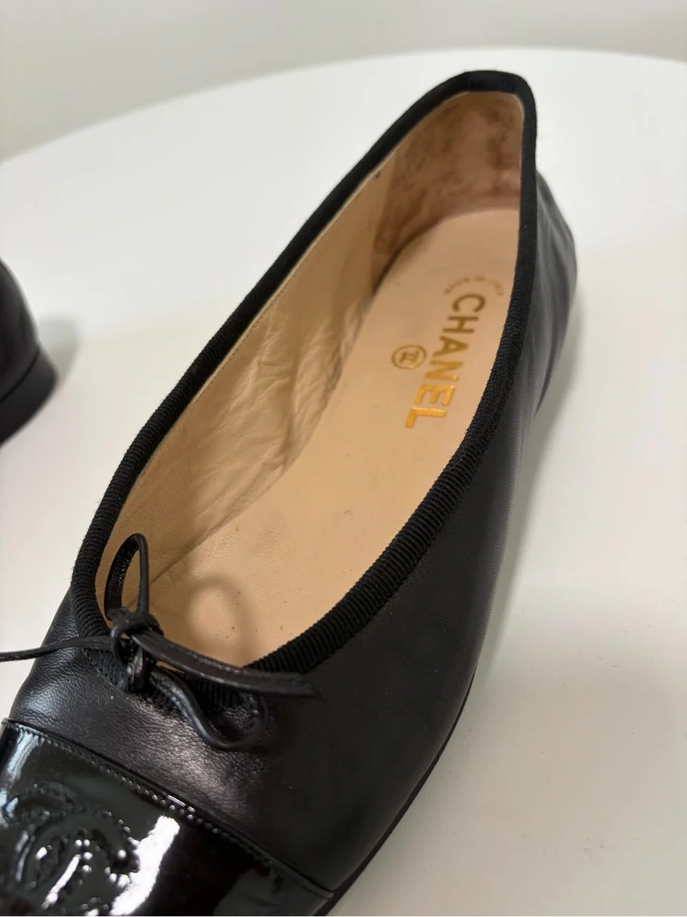 CHANEL Black Lambskin & Patent Calfskin Ballet Flats size 39